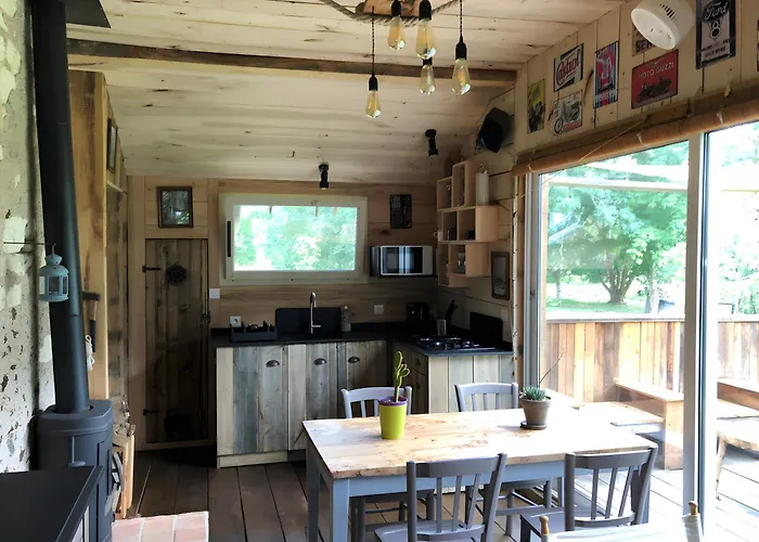 Nyaraló Au Bord D'un Etang *