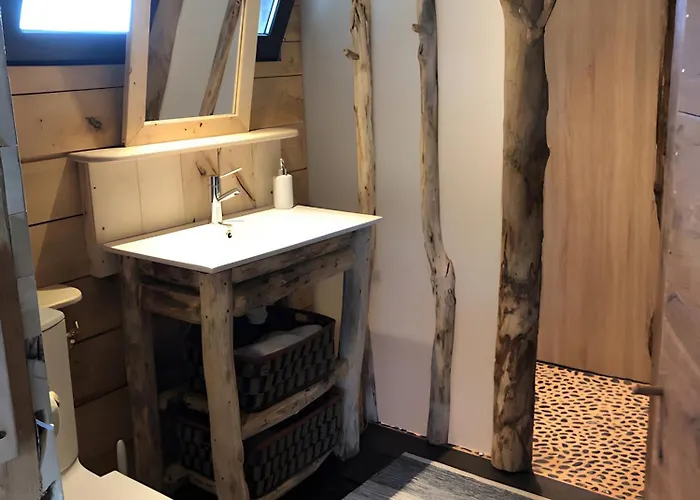 Au Bord D'un Etang Brissac-Quincé